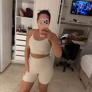 Cliente usando conjunto avelã