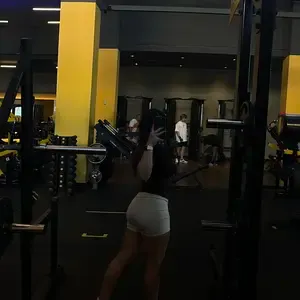 Cliente treinando com short branco